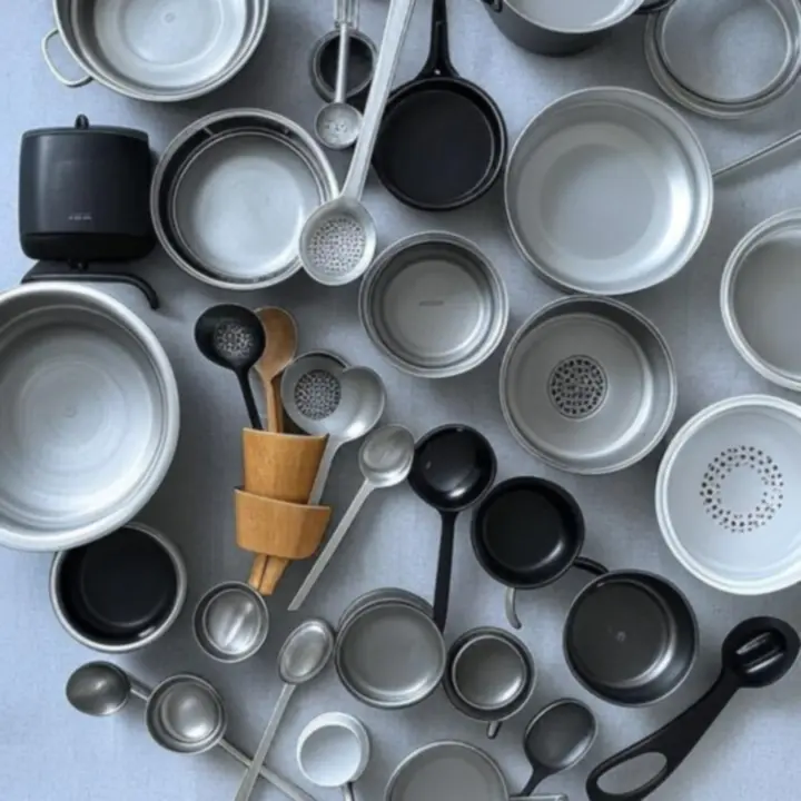 Overzichtelijke keukencategorieën met pannen, apparaten en keukengerei in een warme keukenopstelling.