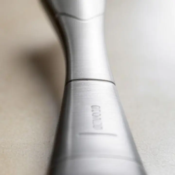 Close-up van een CookVeesta keukentool met ergonomische handgreep en verfijnde afwerking.